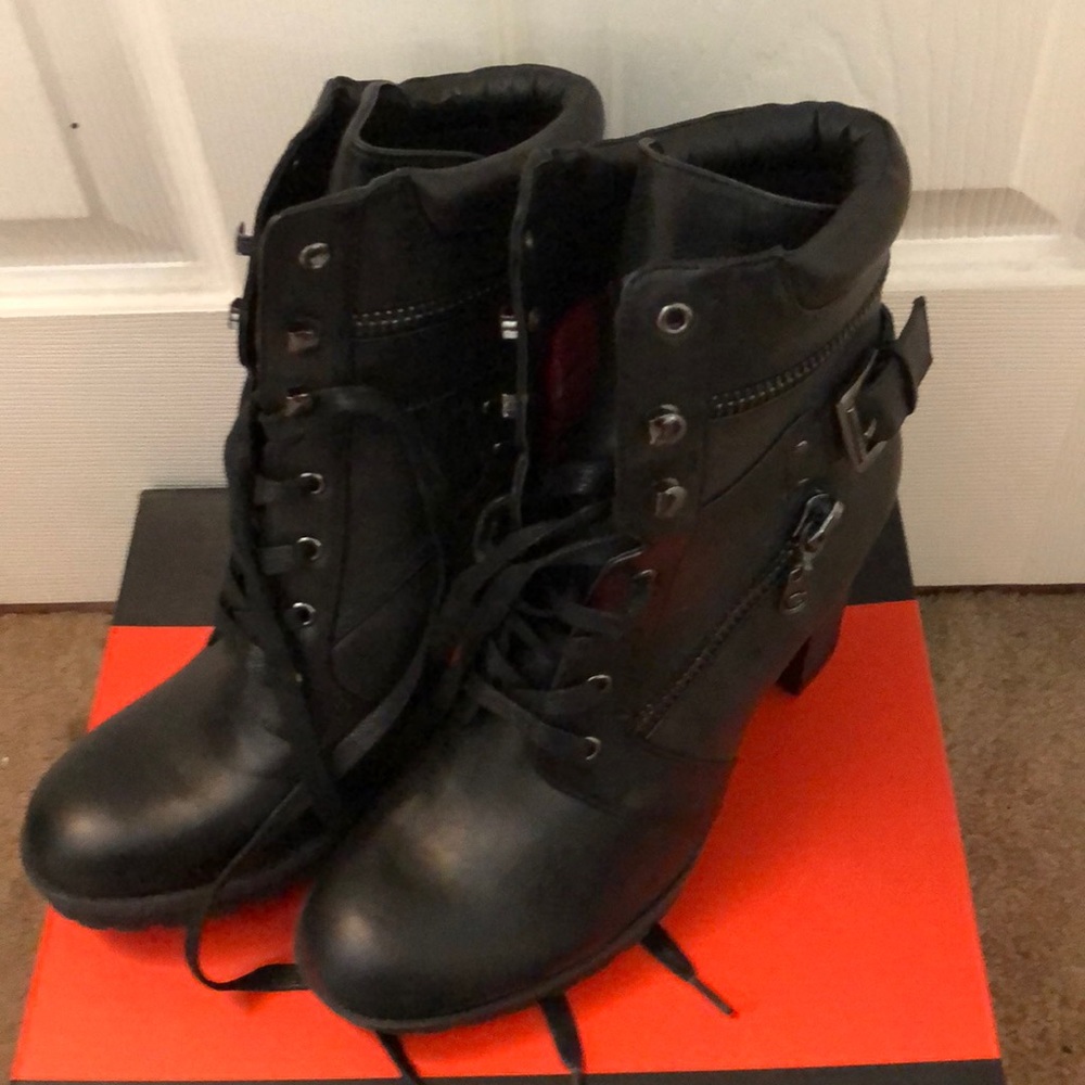 G by Guess a black LL size 9.5M